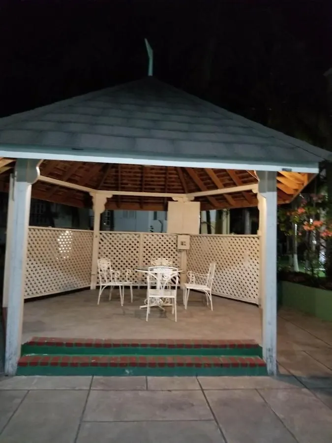 Wins On The Beach Ocho Rios Hotel apartamentowy